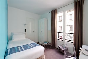 Quarto solteiro standard | Roupas de cama premium, frigobar, cofres nos quartos, escrivaninha