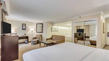 Ropa de cama de alta calidad, colchones con pillow-top y escritorio