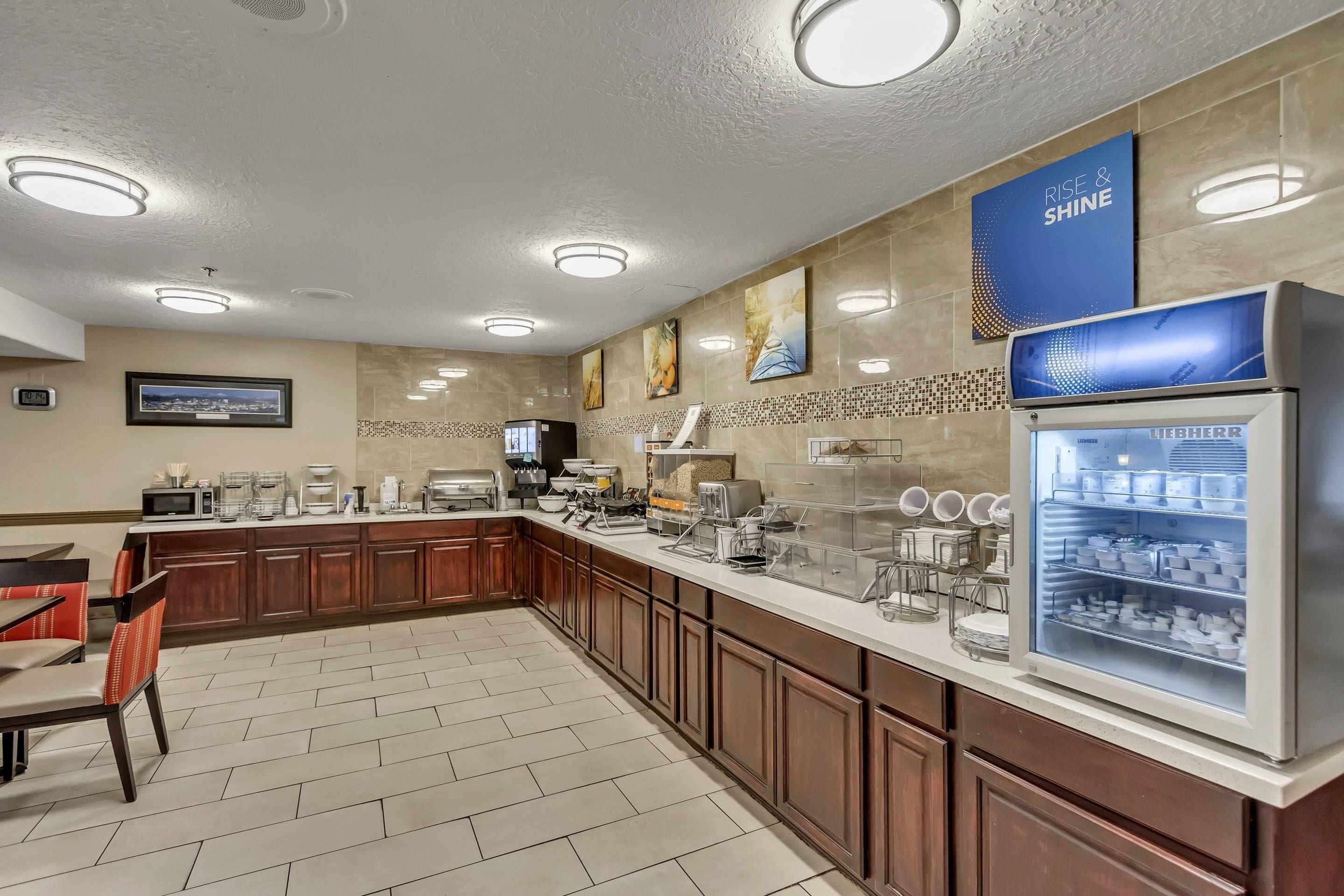 Una cocina moderna con una encimera amplia, estación de café y un refrigerador Liebherr.