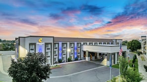 Situated in a well-maintained area, this hotel offers a convenient stay with a parking lot and nearby trees.
