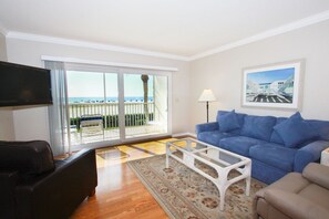 TV, DVD player - Gulfview Manor Resort (Fort Myers Beach)