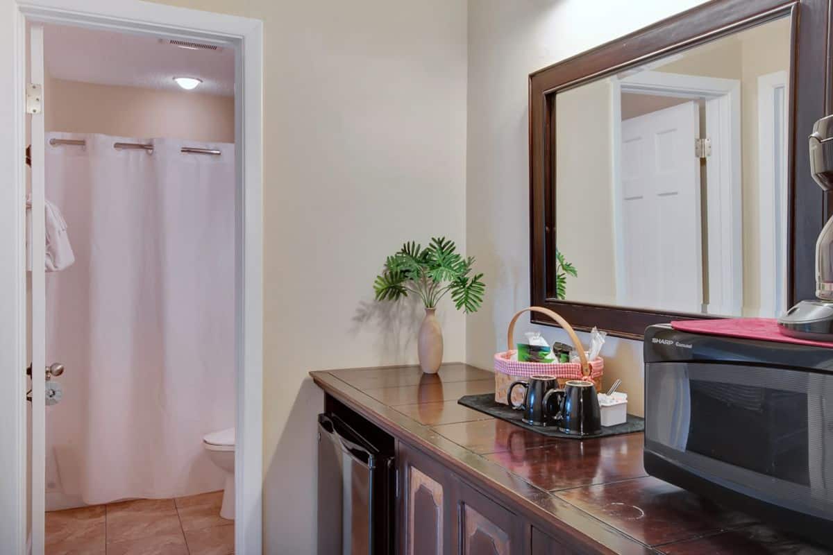 cottage, 2 queen beds | mini fridge