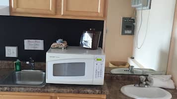 Studio | Private kitchenette | Fridge, microwave, coffee/tea maker, cookware/dishes/utensils