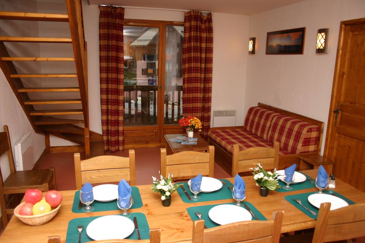 Apartment, 2 Schlafzimmer | Essbereich im Zimmer