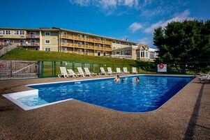 Una piscina techada, una piscina al aire libre de temporada
