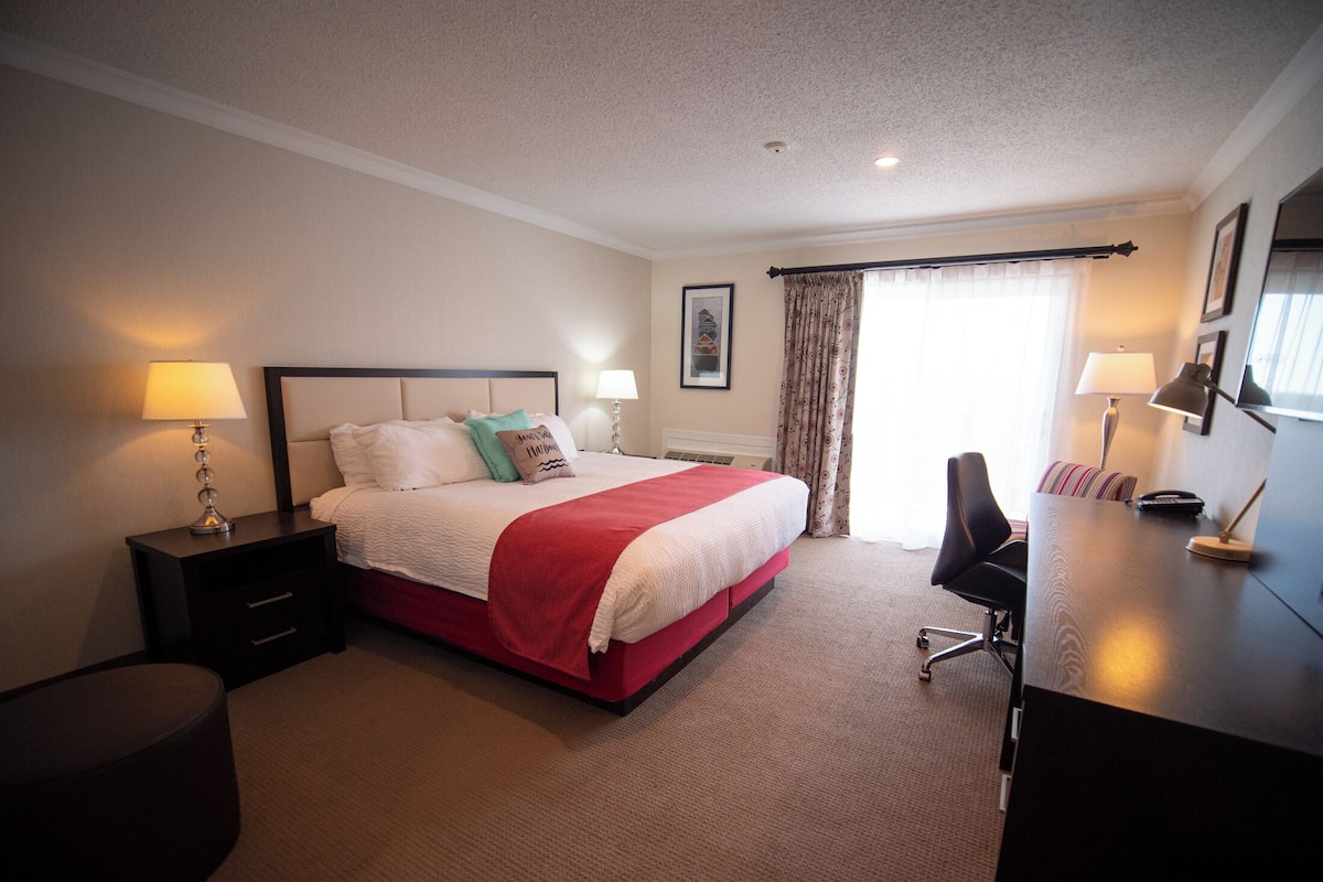 Oceanview King | Baño | Tina con regadera, amenidades de baño gratuitas, secadora de cabello