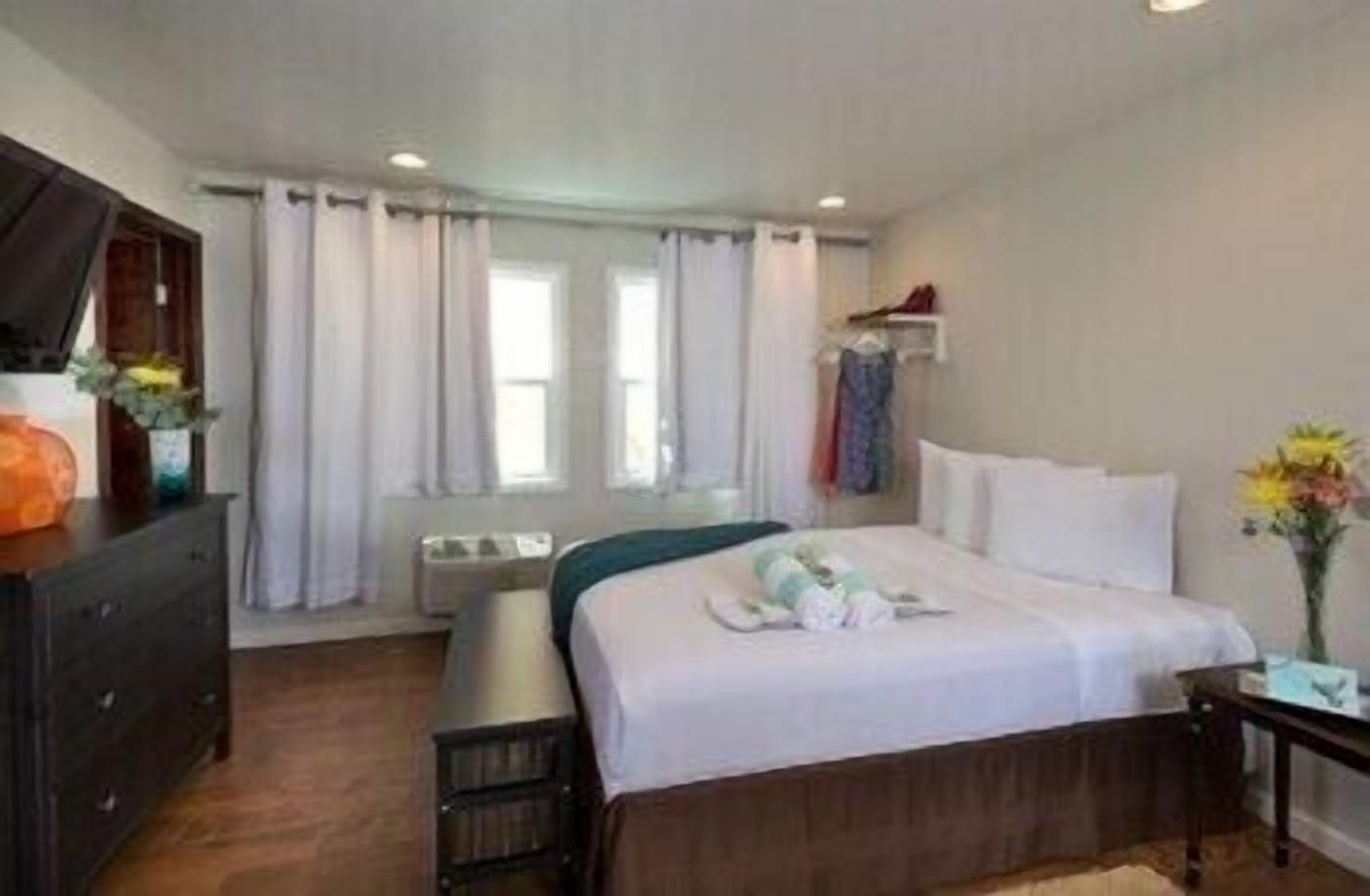 Cortinas blackout, tabla de planchar con plancha y wifi gratis 
