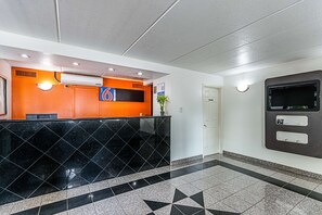 Lounge - Motel 6 Cleveland, TX (Cleveland)