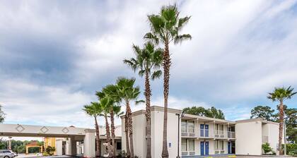 Motel 6 Cleveland, TX