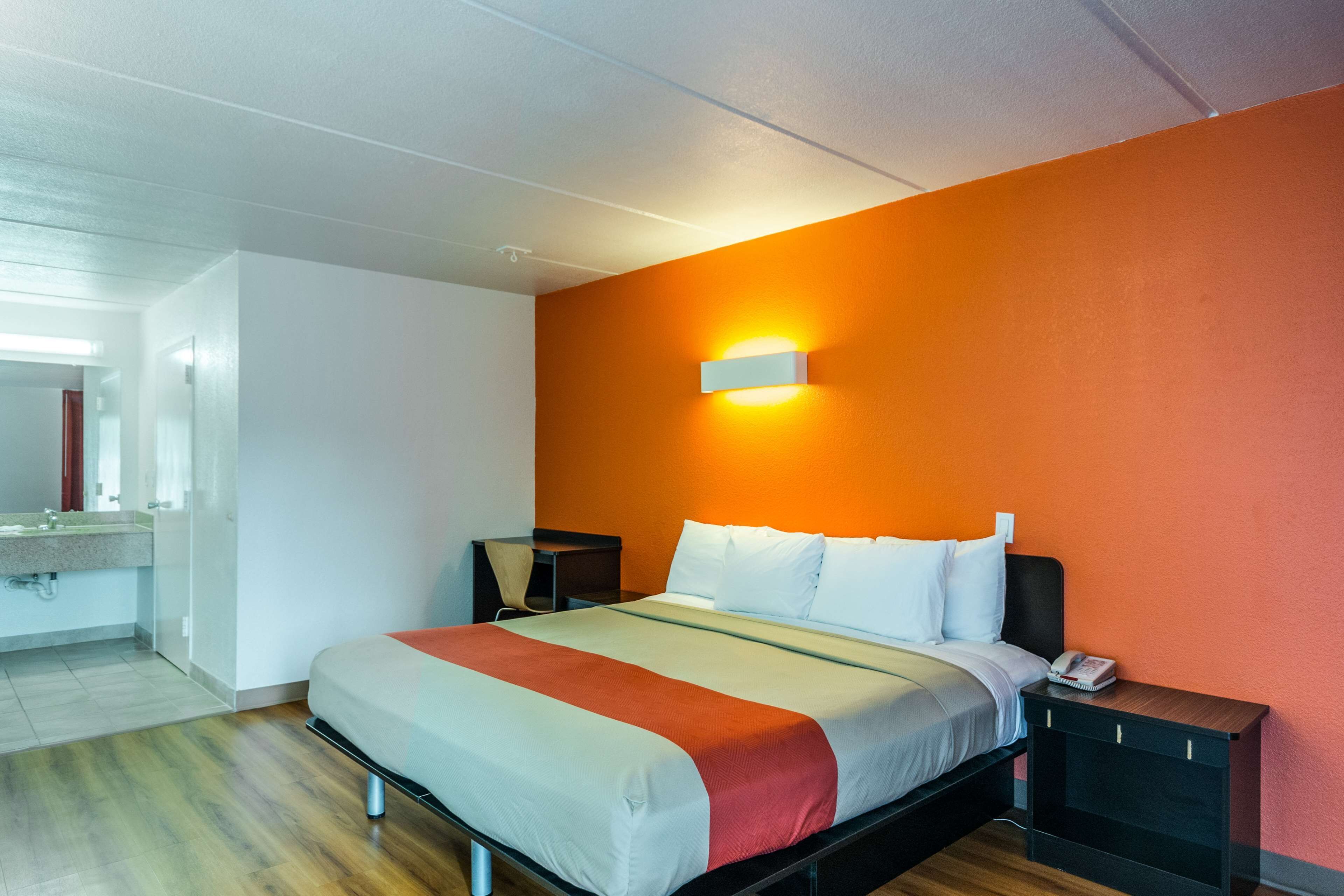 Ein Hotelzimmer mit Bett, Nachttisch und Beistelltisch.