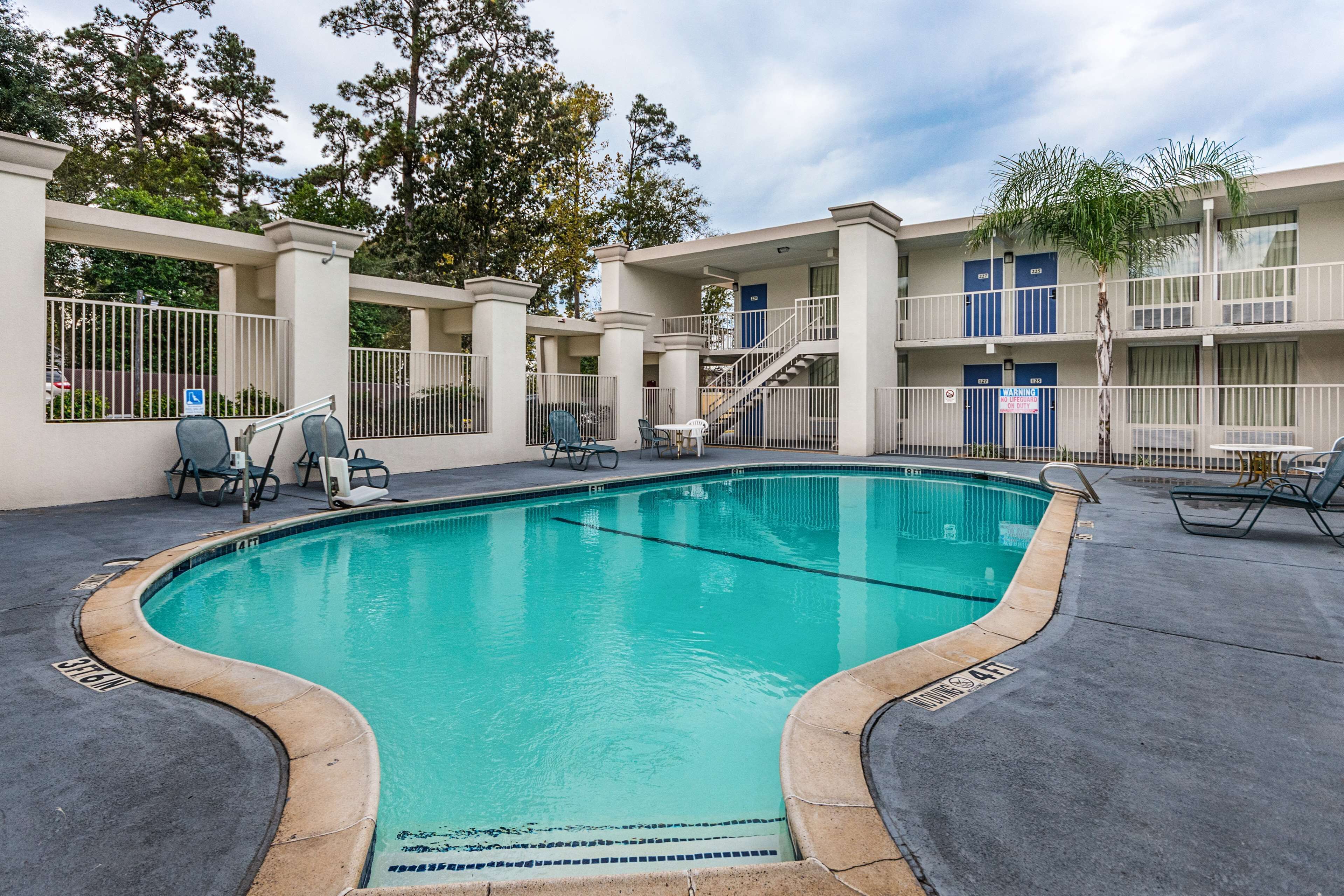 Una piscina al aire libre de temporada