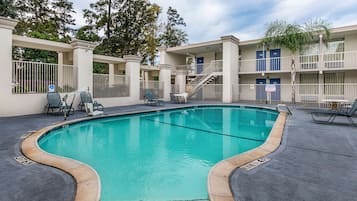 Kauden mukainen ulkouima-allas