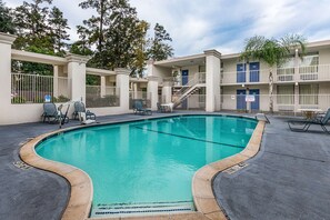 Sesongbasert utendørsbasseng