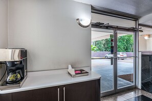 Coffee service - Motel 6 Cleveland, TX (Cleveland)