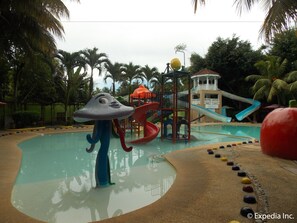 4 piscines extérieures