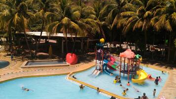 4 outdoor pools