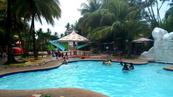 4 outdoor pools