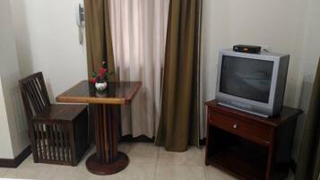 Deluxe Family Room | Desk, rollaway beds