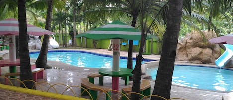 4 piscinas al aire libre