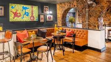 Se ofrece un desayuno a la carta (13 GBP por persona)