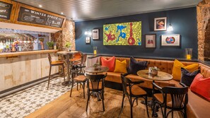 Petit déjeuner et déjeuner servis sur place, restauration en plein air 