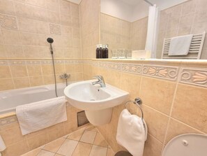 Combined shower/tub, free toiletries, hair dryer, towels - Hotel Claris (Prague)