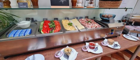 Petit déjeuner buffet (230 CZK par personne)