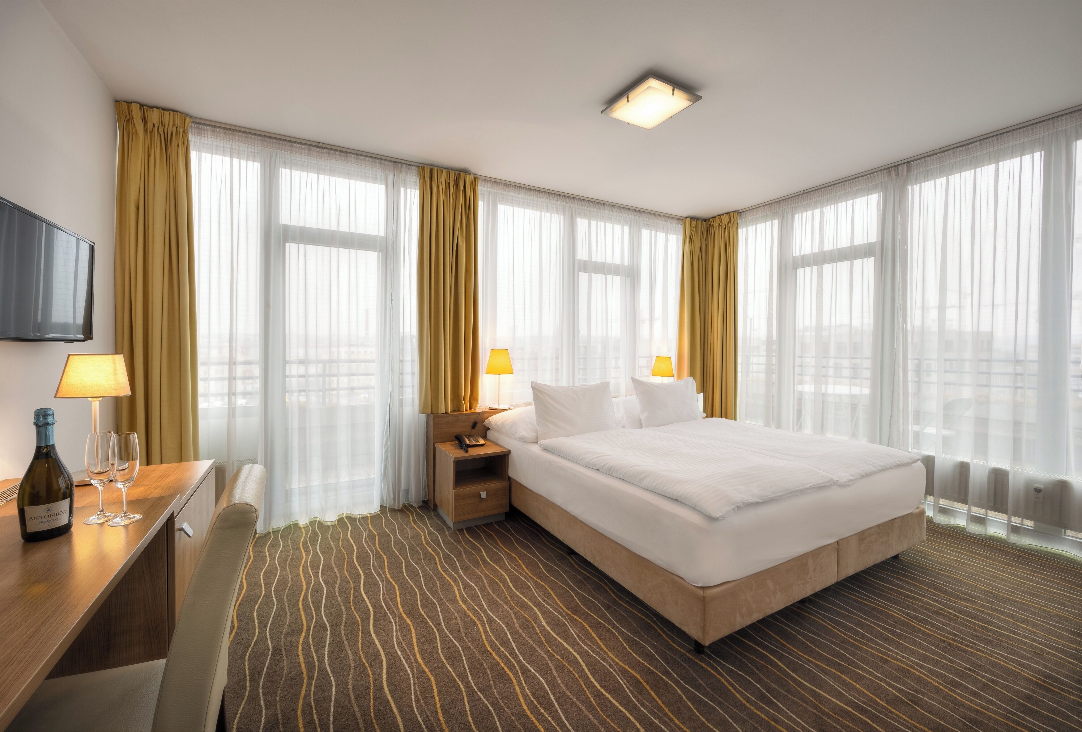 Standard Double Room | Hypo-allergenic bedding, minibar, in-room safe, desk