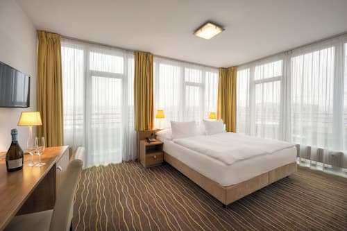 Standard Double Room | Hypo-allergenic bedding, minibar, in-room safe, desk