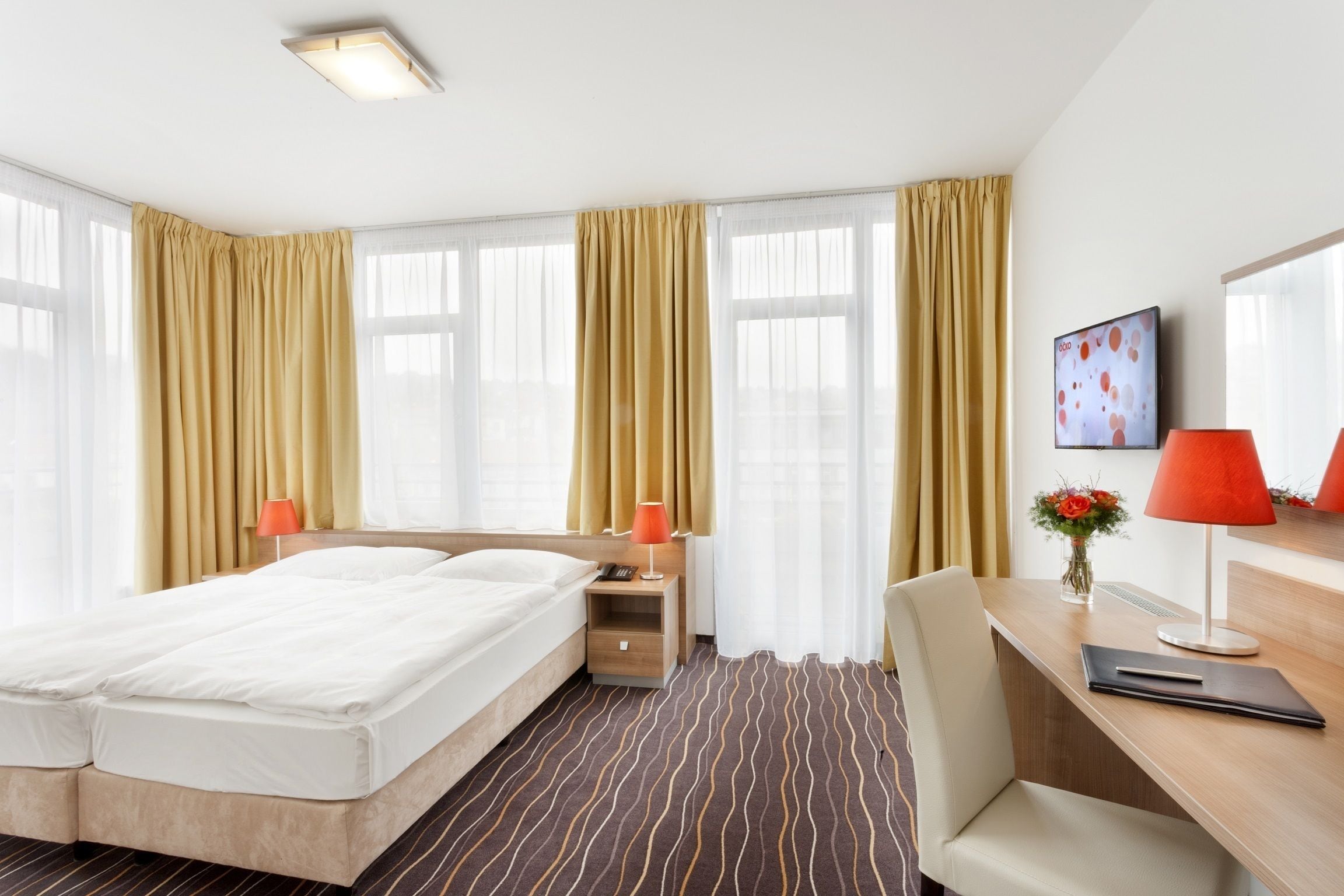 Allergitestade sängkläder, minibar och värdeförvaringsskåp på rummet