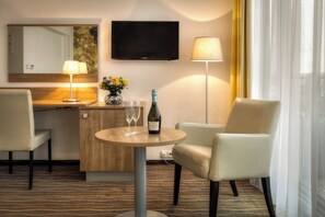 Hypo-allergenic bedding, minibar, in-room safe, desk