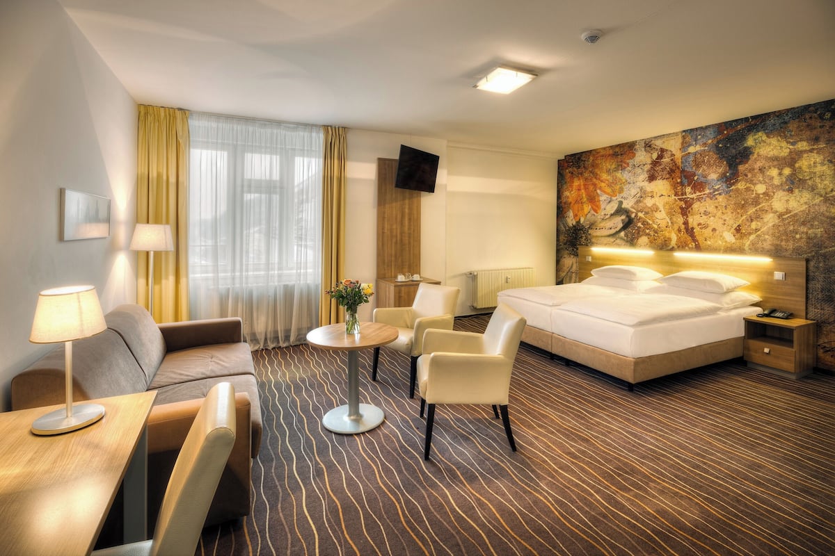 Studiosuite – junior | Allergitestet sengetøy, minibar, safe på rommet og skrivebord