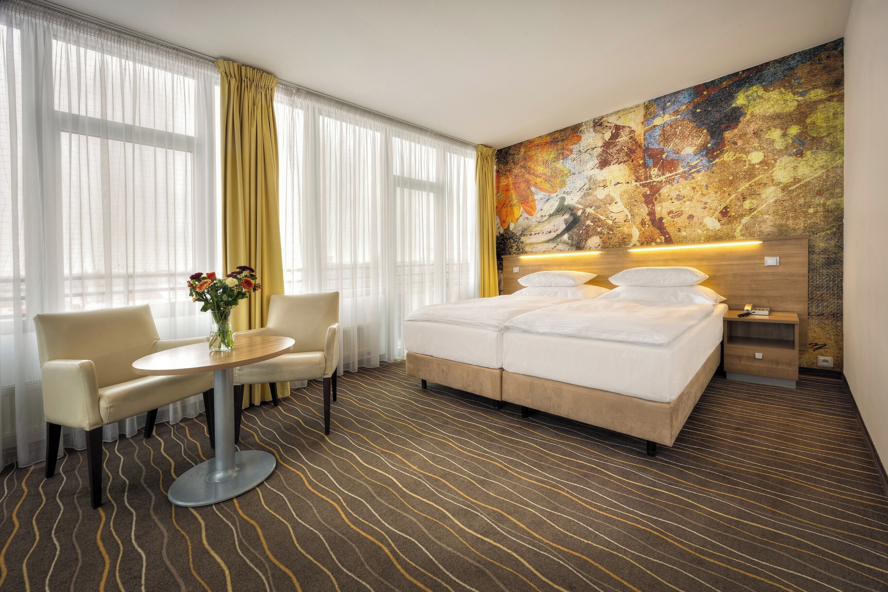 Executive Studio Suite | Hypo-allergenic bedding, minibar, in-room safe, desk