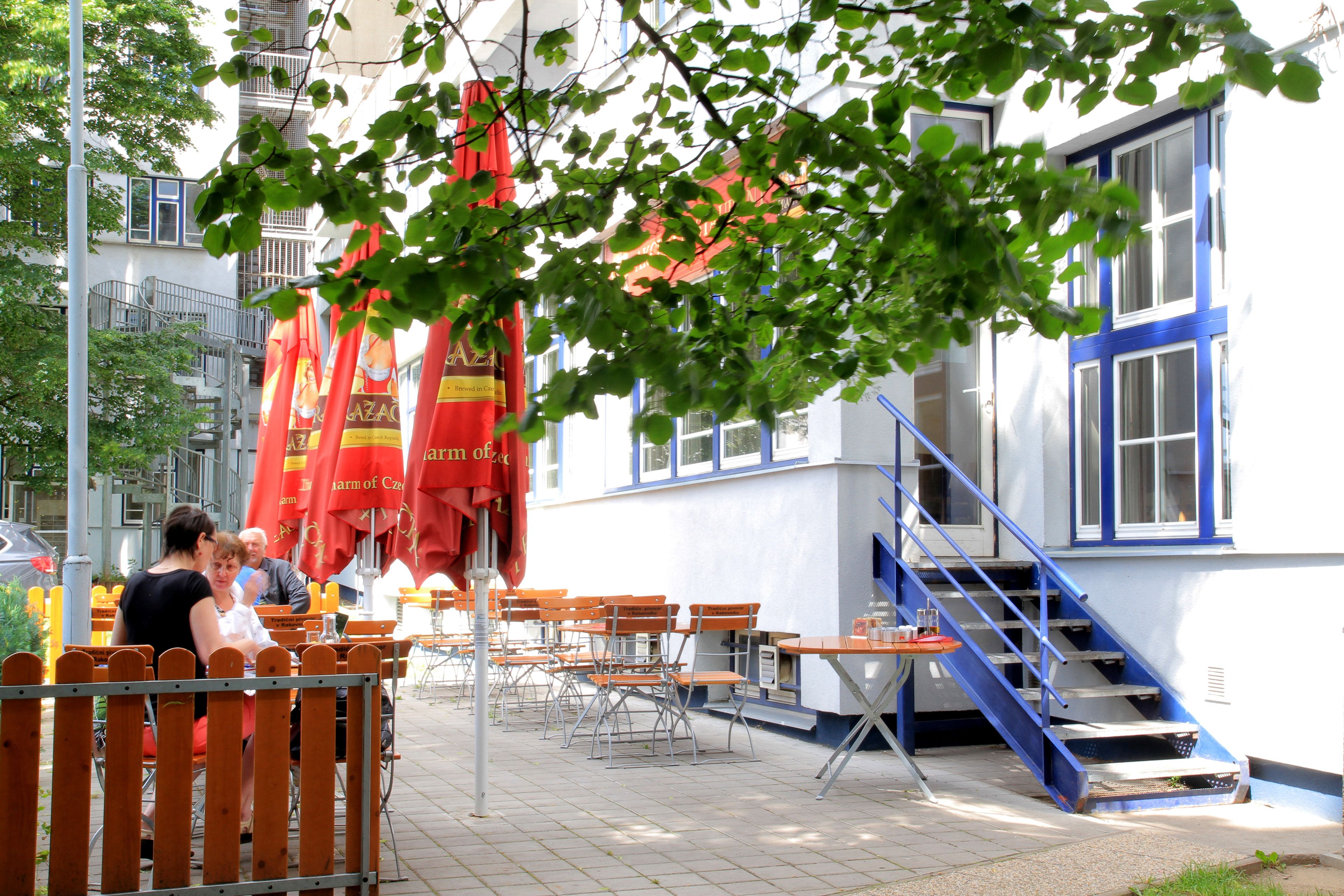 Se sirven desayunos, comidas, cenas y cocina europea moderna 