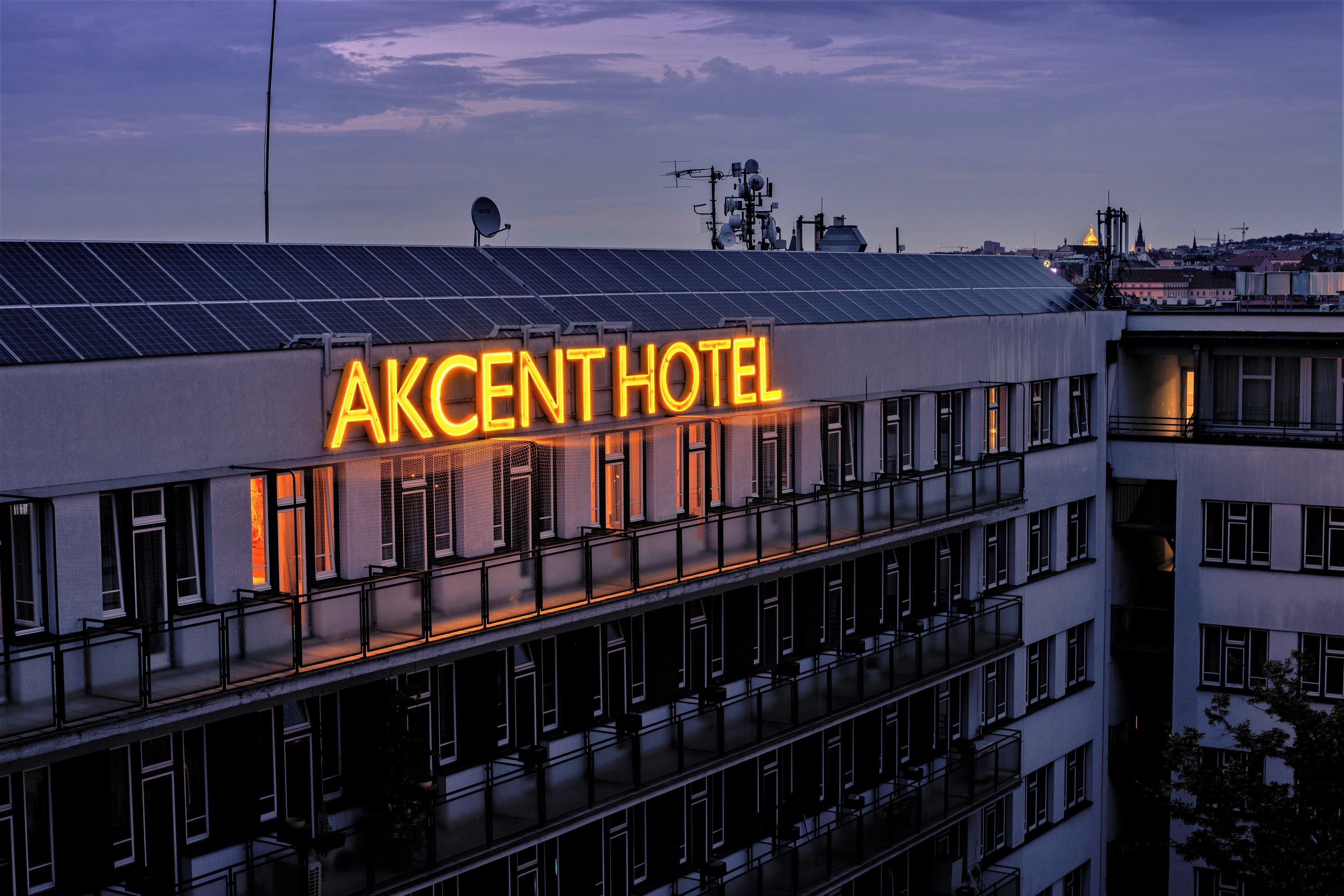 Vista frontal de la propiedad por la tarde o noche