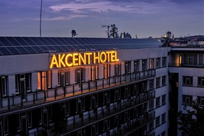 Façade de l’hébergement - soirée/nuit