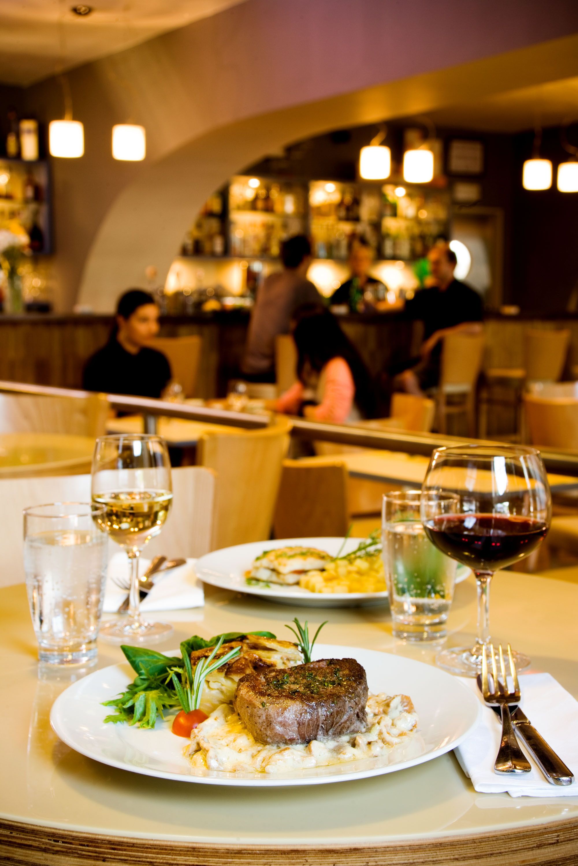 Se sirven desayunos, comidas, cenas y cocina europea moderna 