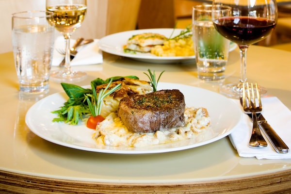 Melayani sarapan, makan siang, makan malam; sajian masakan Eropa Modern