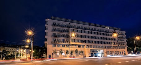 Fachada de la propiedad por la tarde o noche