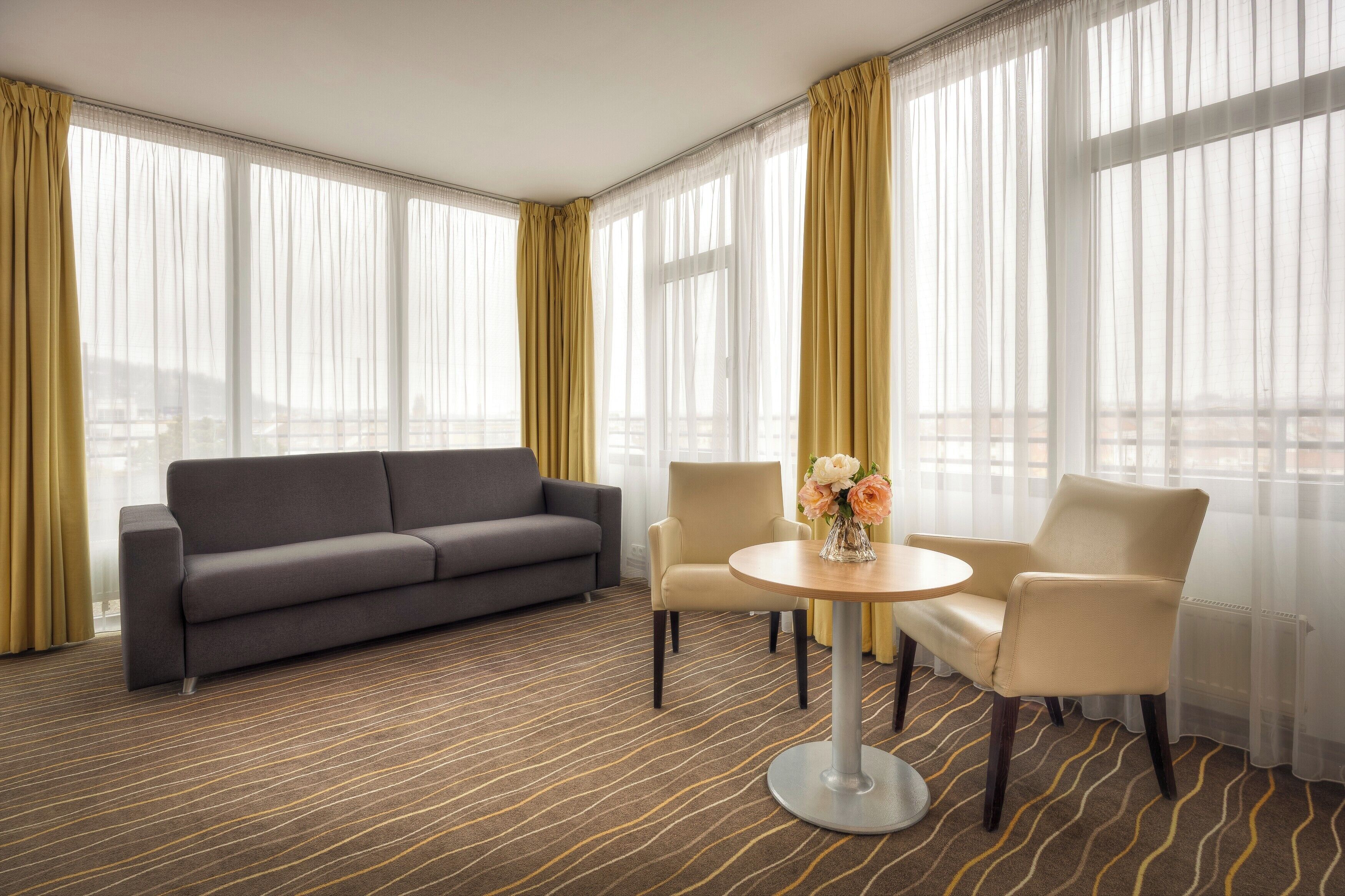 Executive Studio Suite | Hypo-allergenic bedding, minibar, in-room safe, desk