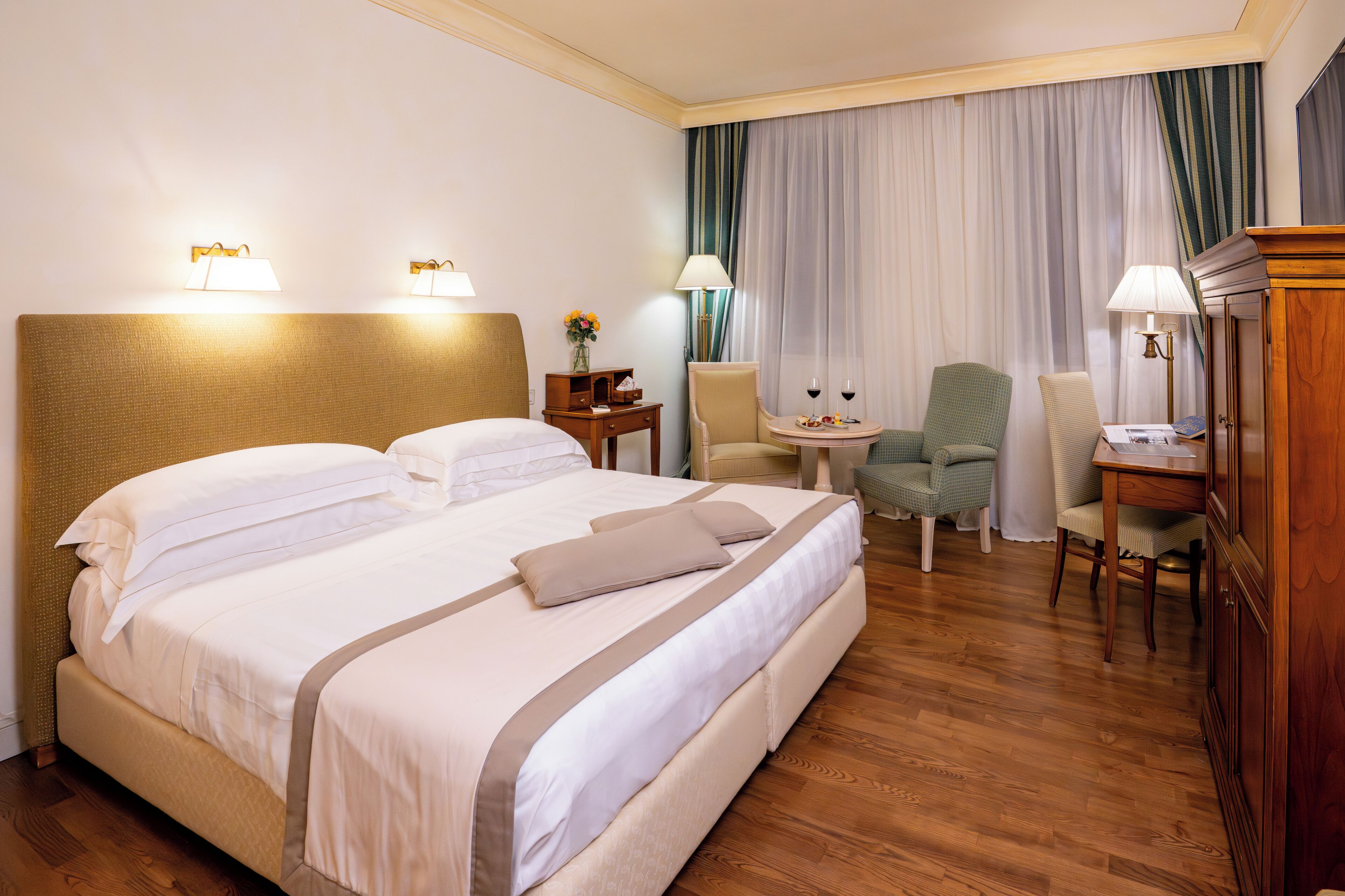 高档床上用品、迷你吧（备有免费物品）、客房内保险箱、特色装修