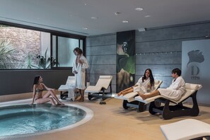 Couples treatment room(s), sauna, hot tub, steam room