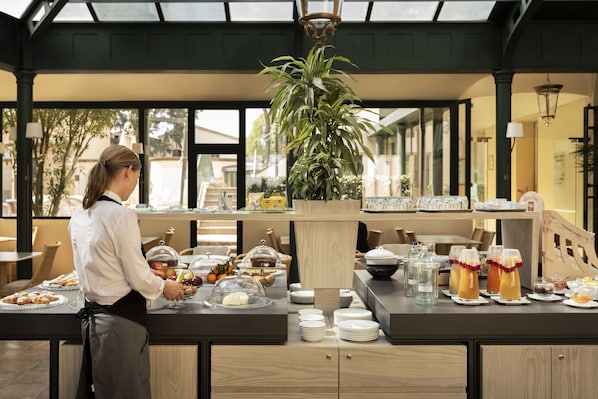 Free daily buffet breakfast 