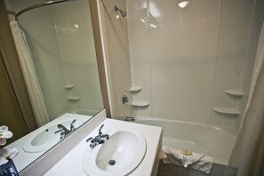 Bathroom shower - Hôtel Stoneham (Stoneham-et-Tewkesbury)