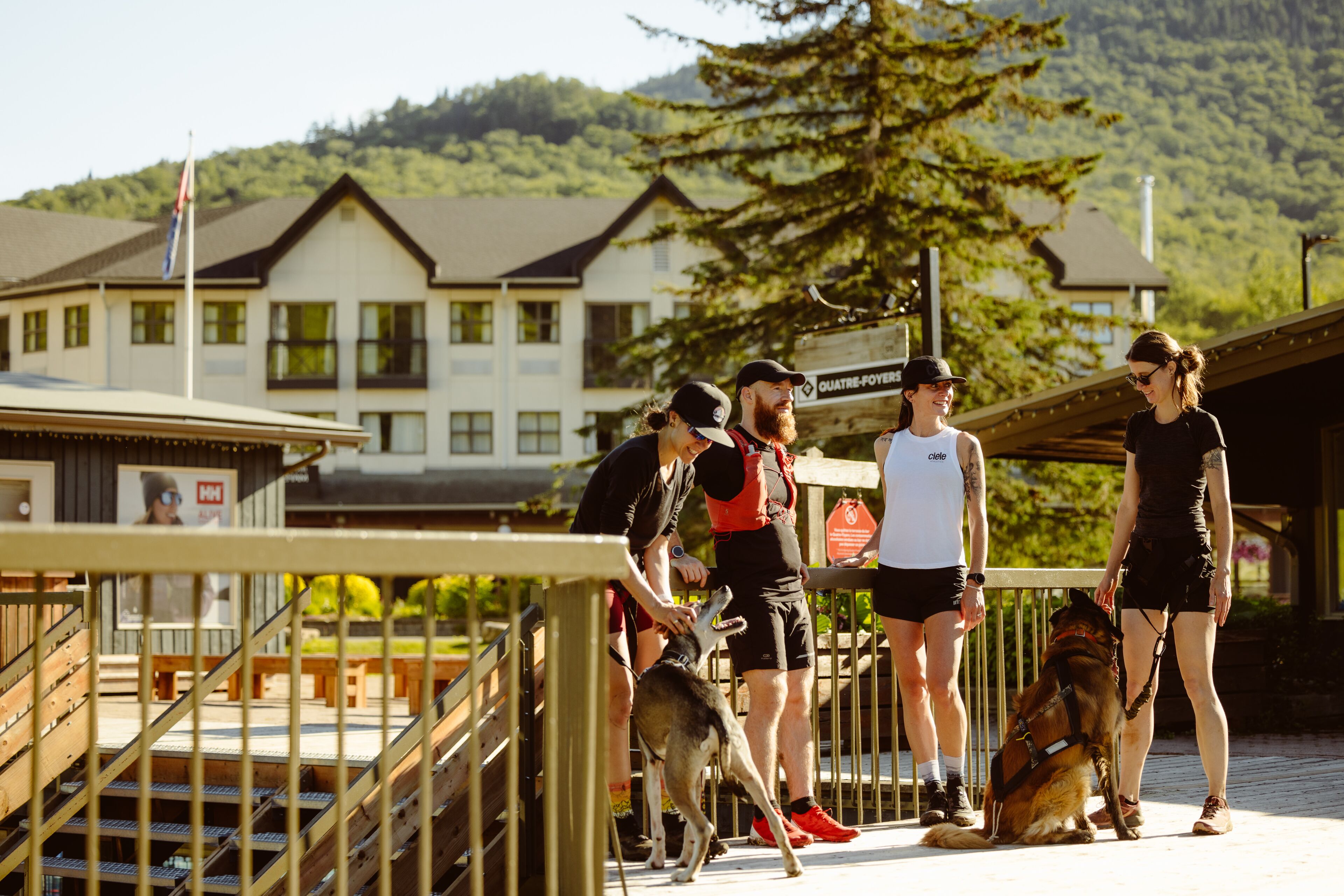 Una piscina al aire libre de temporada, sombrillas