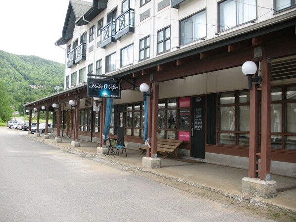 Un hotel con un letrero que dice "Halte O Spa" y montañas al fondo.
