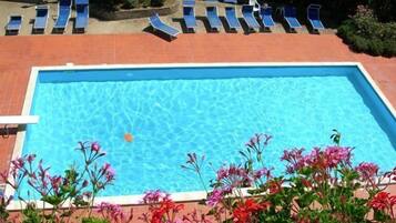 Una piscina al aire libre de temporada