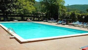 Piscine extérieure (ouverte en saison)