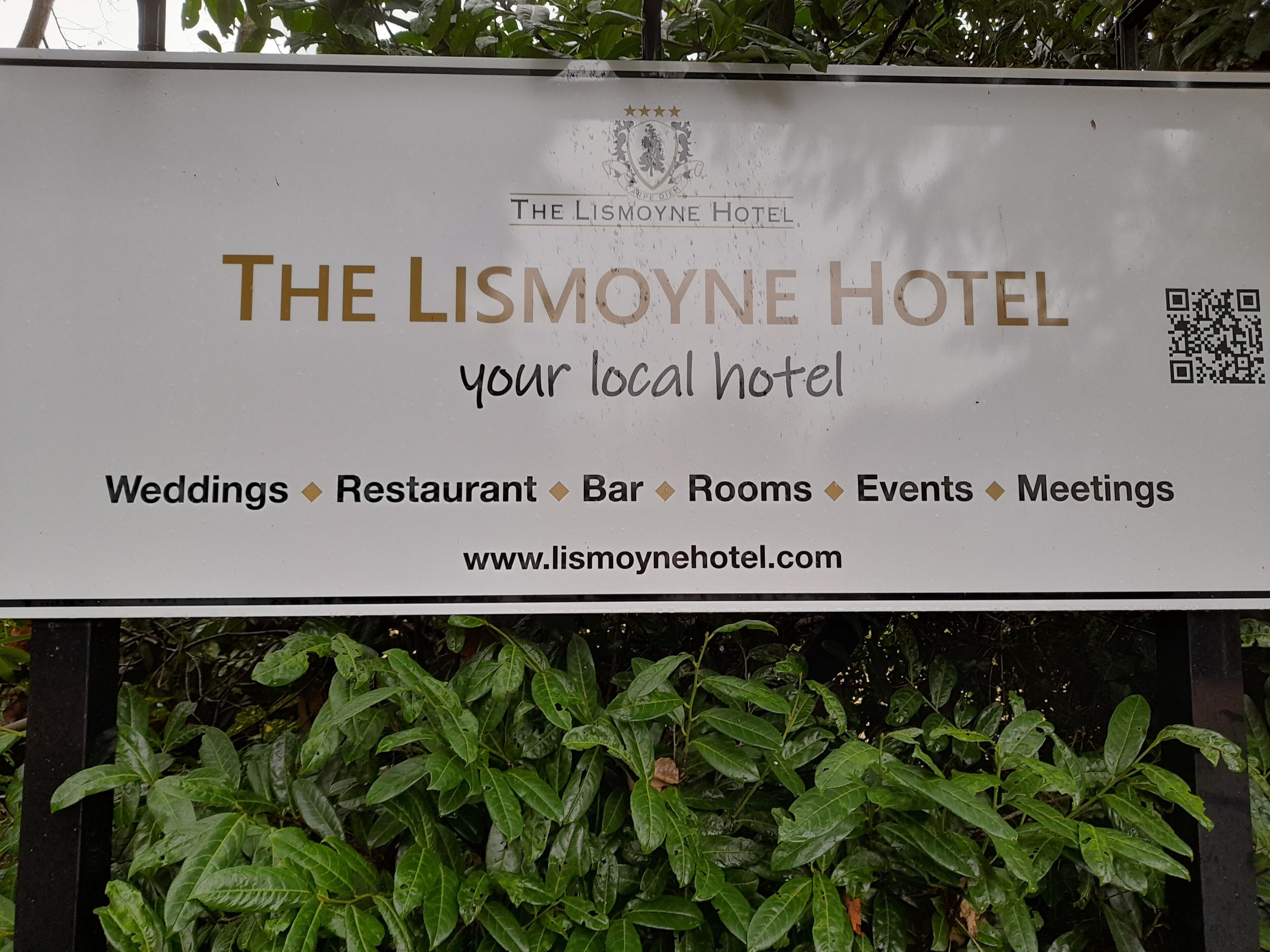 Un cartel del Hotel Lismoyne que anuncia servicios como bodas, restaurante, bar, habitaciones, eventos y reuniones.