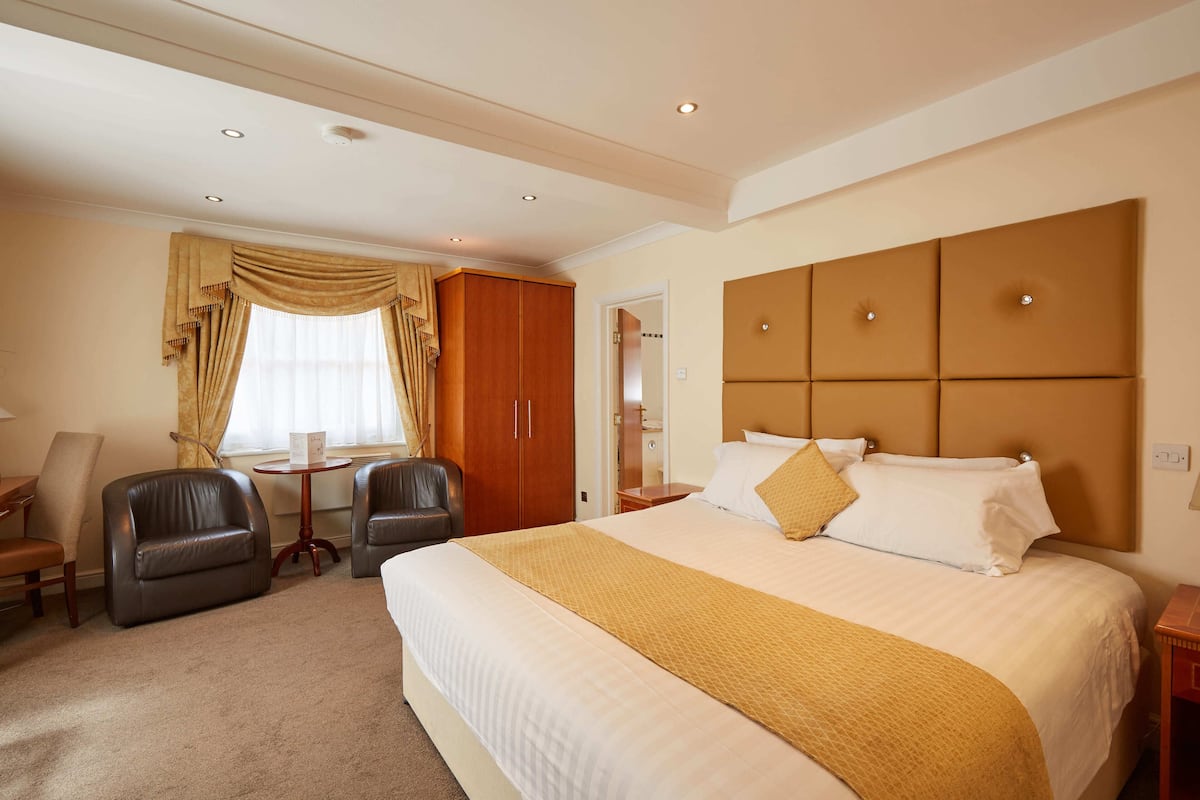 Luxury Studio Suite | 1 bedroom, desk, laptop workspace, blackout drapes